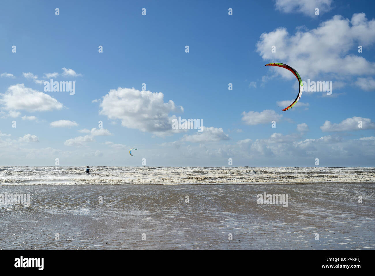 Kiteboarder presso la Dutch costa del Mare del Nord Foto Stock