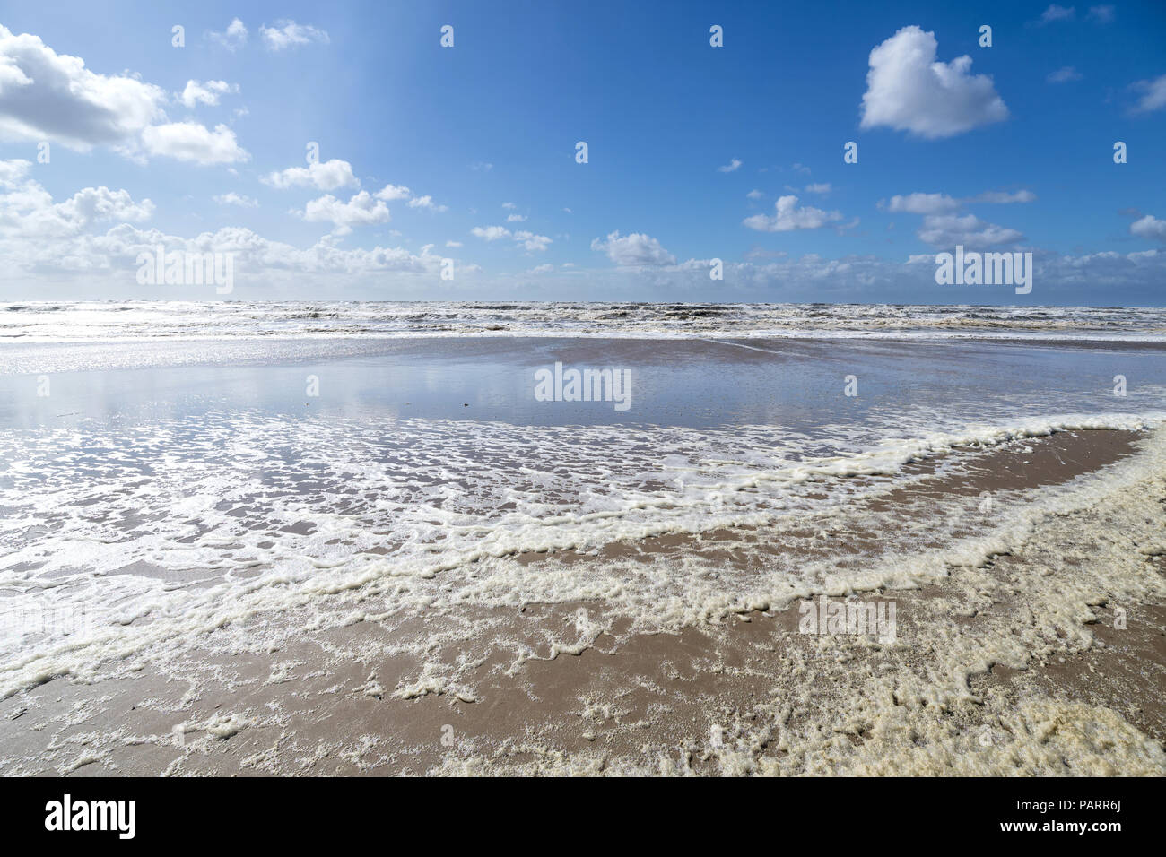 Dutch costa del Mare del Nord in Katwijk aan Zee in un giorno di tempesta Foto Stock
