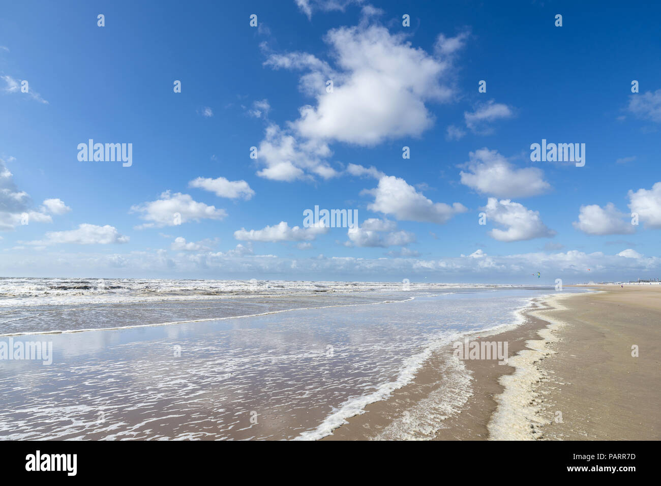Dutch costa del Mare del Nord in Katwijk aan Zee in un giorno di tempesta Foto Stock