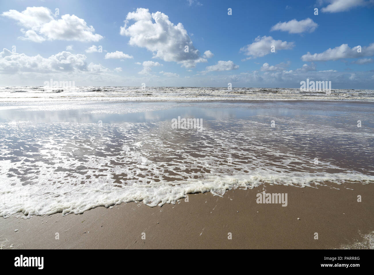 Dutch costa del Mare del Nord in Katwijk aan Zee in un giorno di tempesta Foto Stock