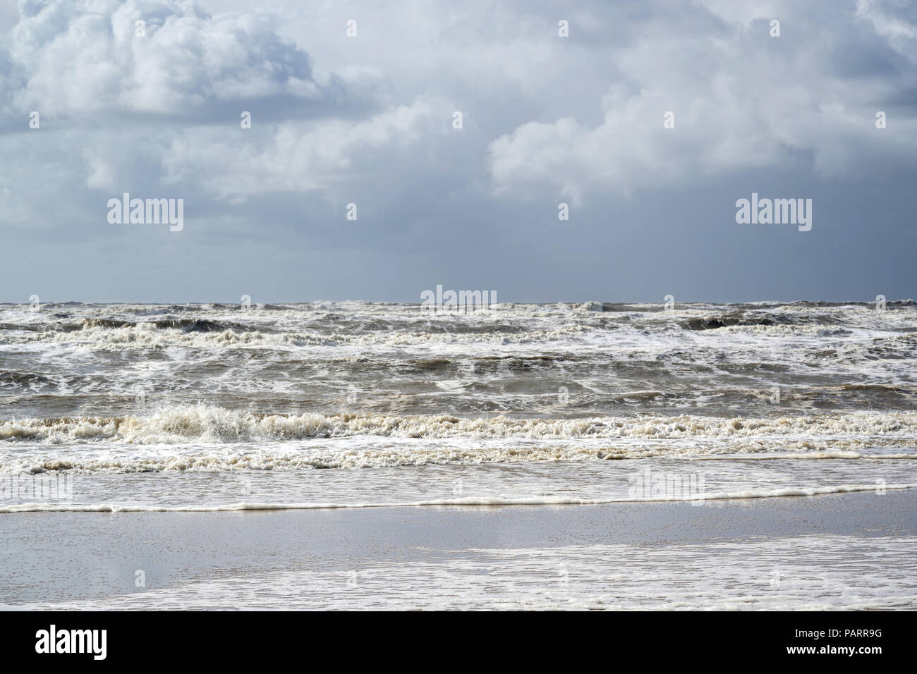 Dutch costa del Mare del Nord in Katwijk aan Zee in un giorno di tempesta Foto Stock