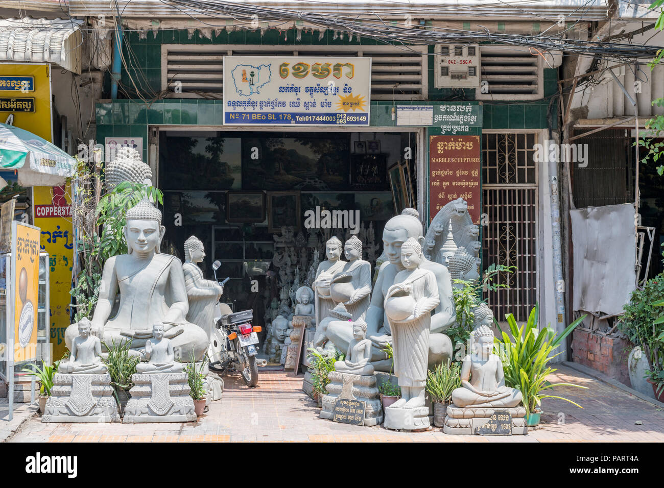 Sculture e statue fanno shopping a Phnom Penh, Cambogia, riempite di diverse statue di Buddha, che rappresentano l'artigianato spirituale e il patrimonio culturale Foto Stock