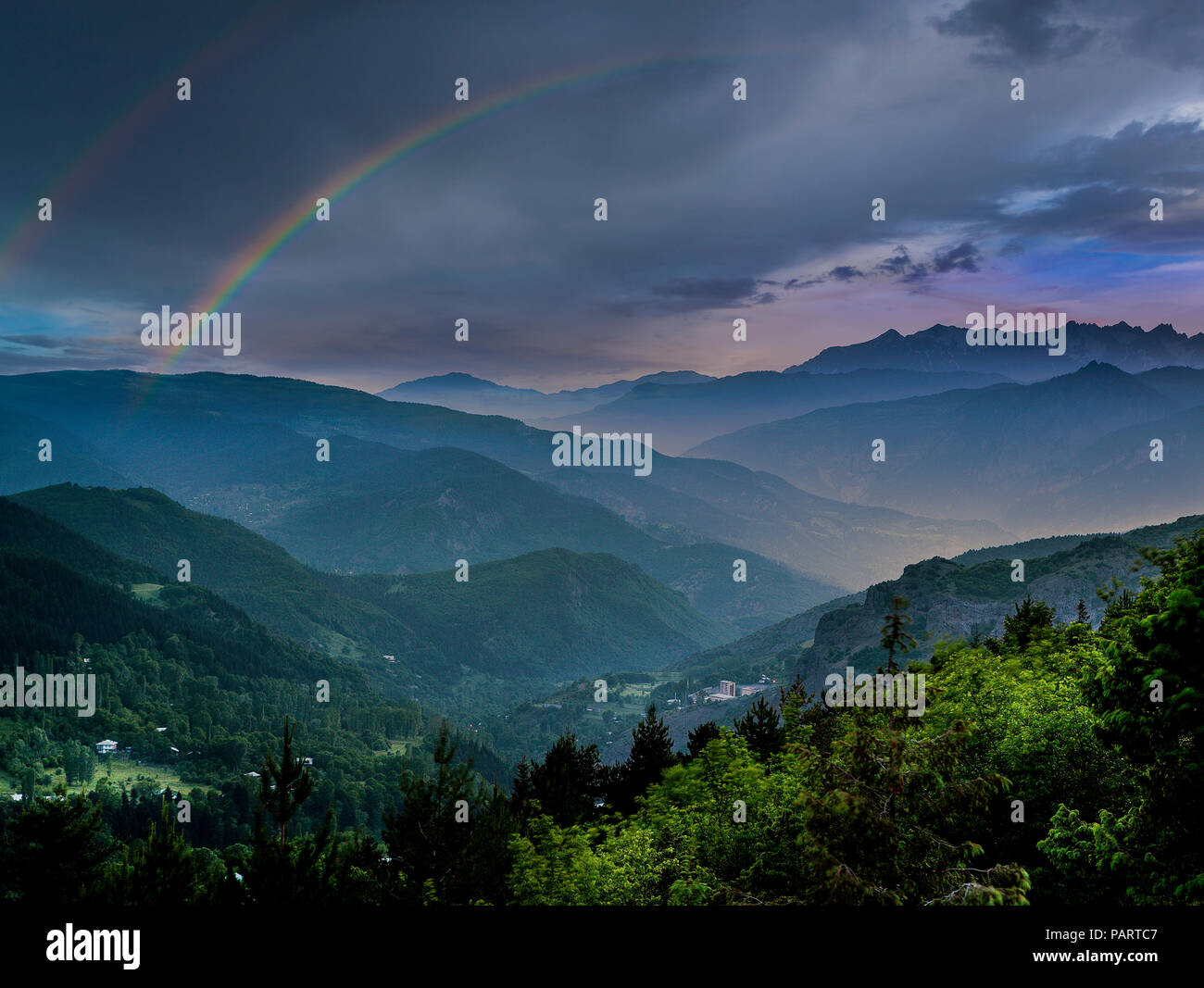 Montagne di nebbia e rainbow Foto Stock