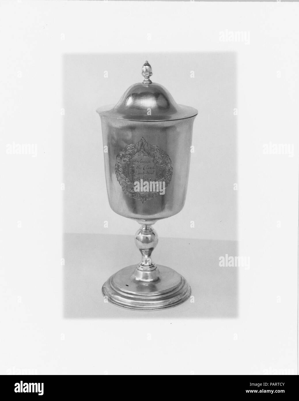 Coperchio per bicchiere di vino. Cultura: American. Dimensioni: 2 1/4 x 4 in. (5,7 x 10,2 cm); 3 oz. 2 dwt. (97 g). Data: ca. 1740. Museo: Metropolitan Museum of Art di New York, Stati Uniti d'America. Foto Stock