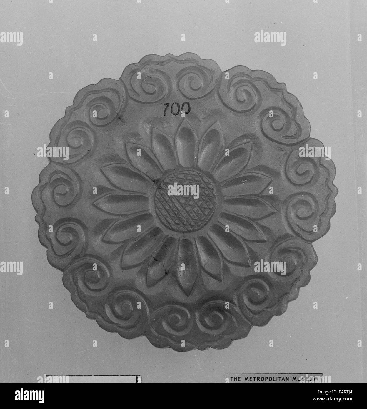 Disco. Cultura: la Cina. Dimensioni: H. 3 1/8 in. (7,9 cm); W. 3/8 in. (1 cm). Museo: Metropolitan Museum of Art di New York, Stati Uniti d'America. Foto Stock