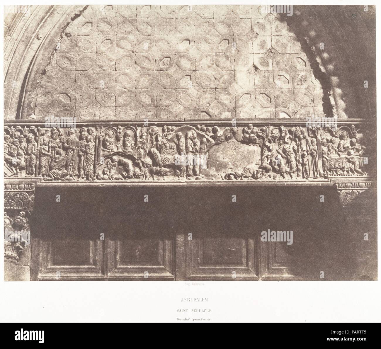 Jérusalem, Saint-Sépulcre, bassorilievo (porte d'entrée). Artista: Auguste Salzmann (Francese, 1824-1872). Dimensioni: Immagine: 23,4 x 31,6 cm (9 3/16 x 12 7/16 in.). Montaggio: 45,1 x 59,9 cm (17 3/4 x 23 9/16 in.). Stampante: Imprimerie photographique de Blanquart-Évrard, à Lille (francese, attivo 1851-55). Data: 1854. Museo: Metropolitan Museum of Art di New York, Stati Uniti d'America. Foto Stock