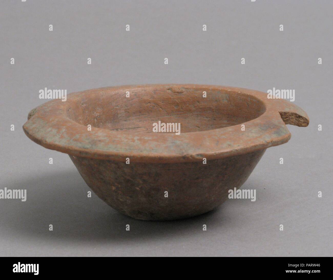 Ciotola. Cultura: copto. Dimensioni: complessivo: 1 7/16 x 3 7/8 in. (3,6 x 9,9 cm). Data: 4-VII secolo. Museo: Metropolitan Museum of Art di New York, Stati Uniti d'America. Foto Stock