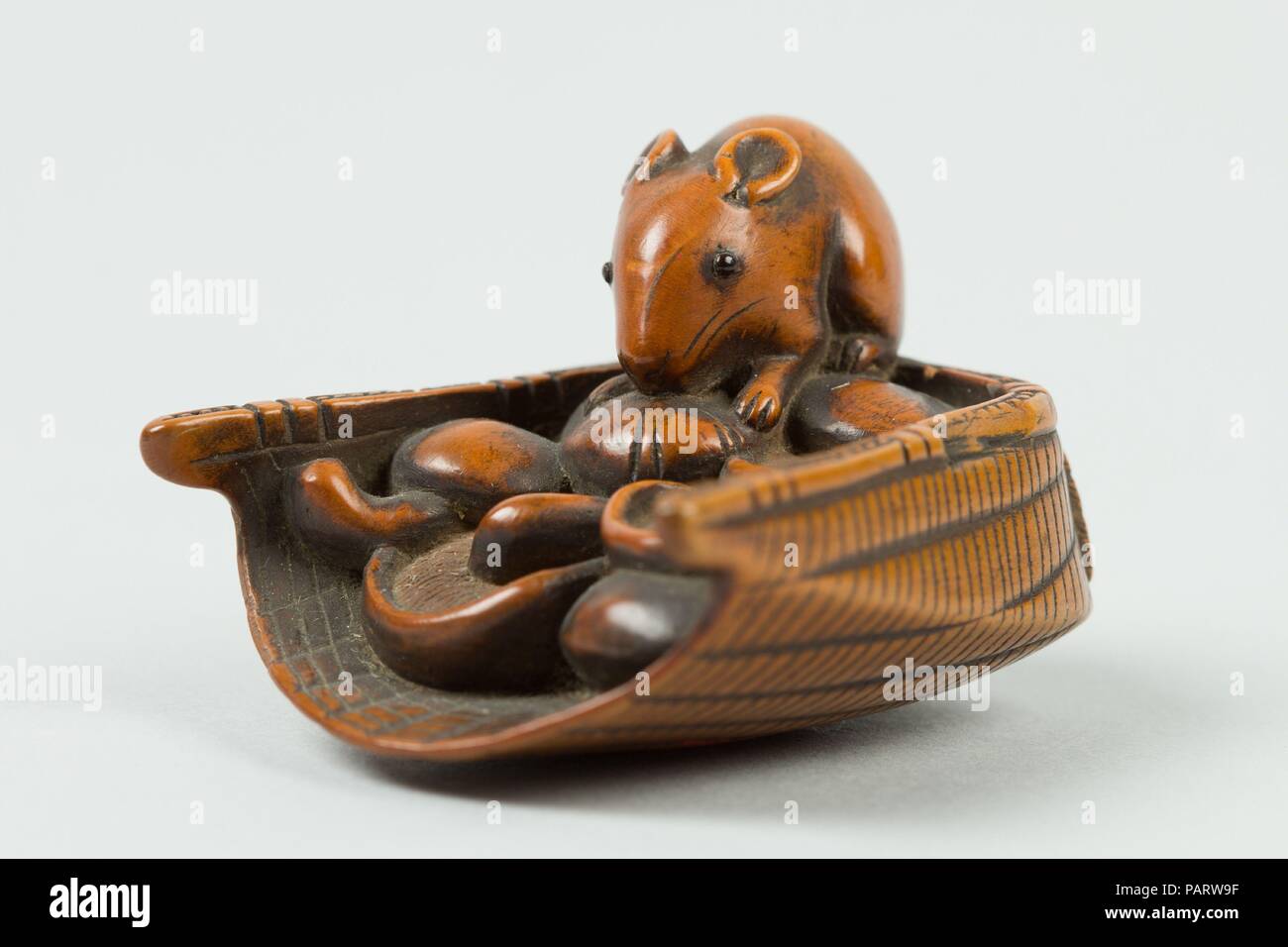 Netsuke di topo in un cesto di funghi. Cultura: il Giappone. Dimensioni: H. 1 3/4 in. (4.4 cm); W. 1 5/8 in. (4.1 cm); D. 1 1/8 in. (2.9 cm). Data: del XIX secolo. Museo: Metropolitan Museum of Art di New York, Stati Uniti d'America. Foto Stock