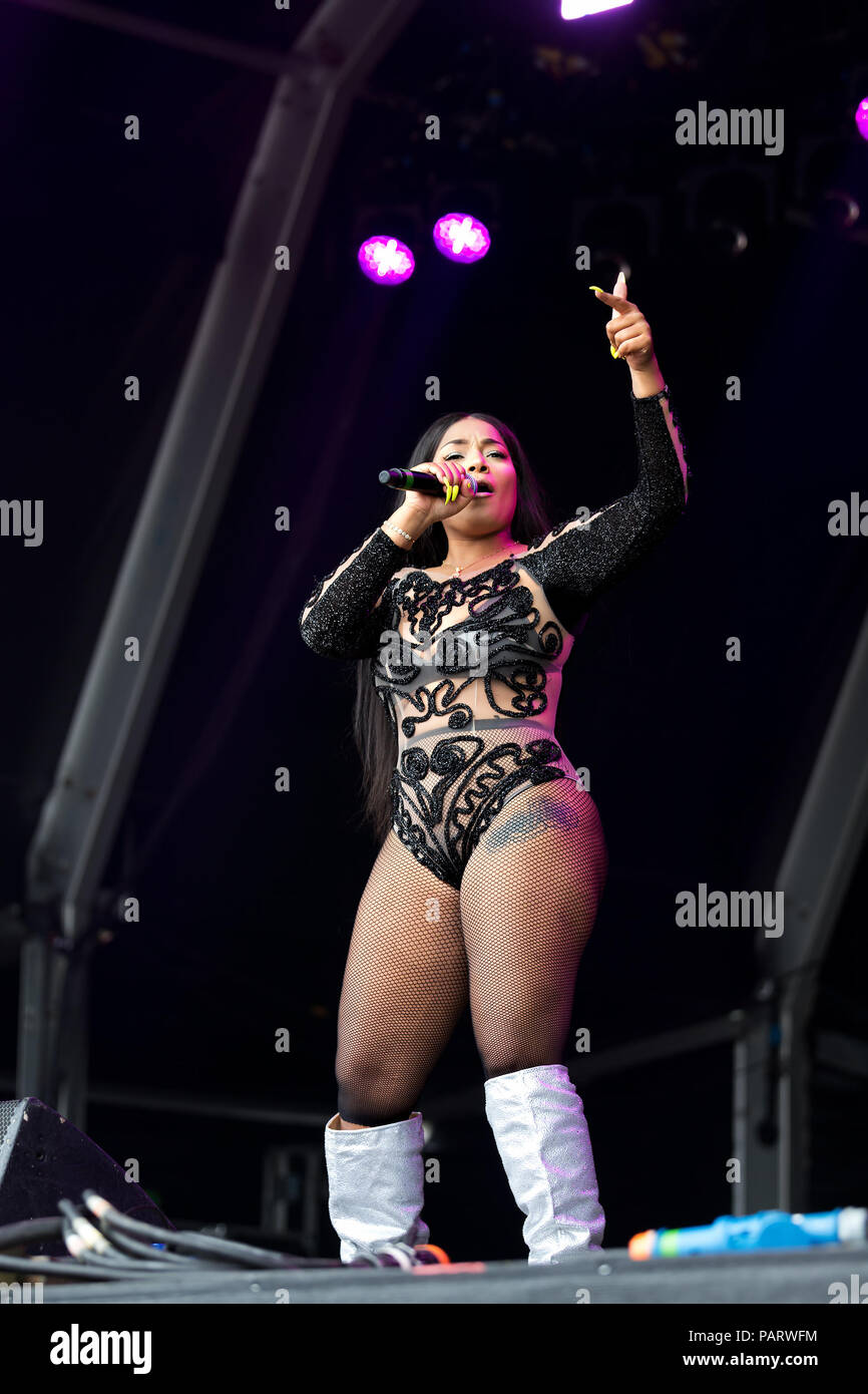 Stefflon Don, il rapper inglese e il cantante esegue sul palco del Liverpool International Music Festival 2018 in Sefton Park Liverpool Regno Unito. Foto Stock