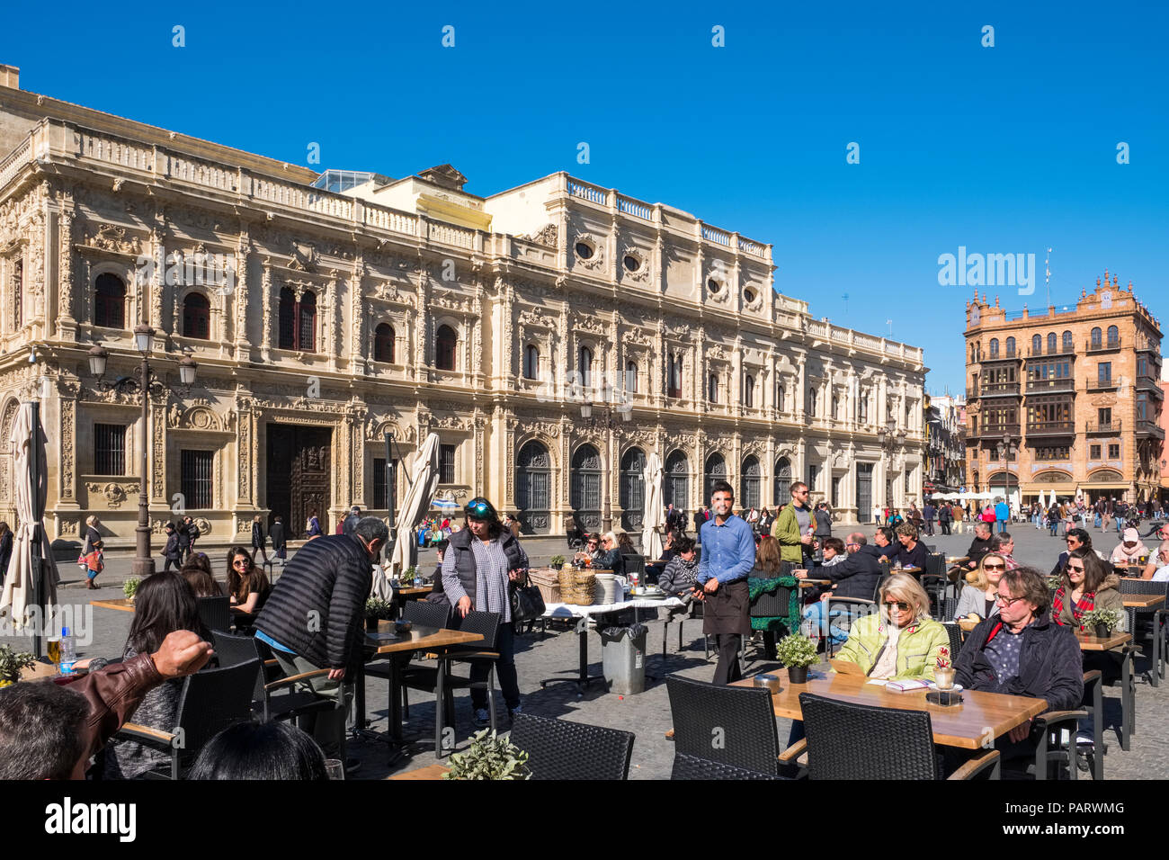 Plaza de San Francisco, Siviglia, Spagna, Europa cafe' sul marciapiede Foto Stock