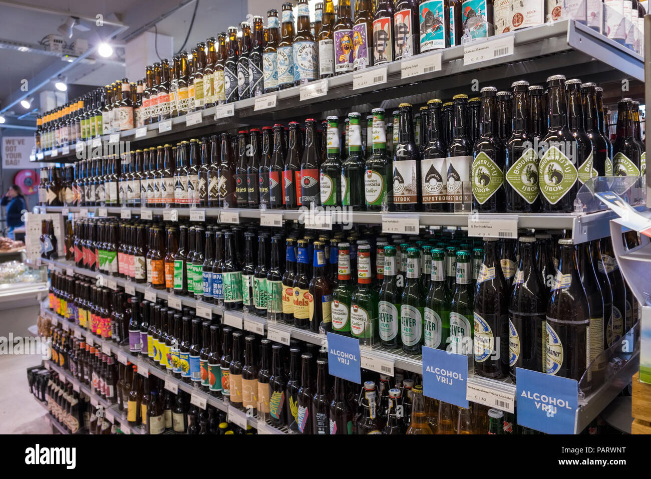 Bottiglie di birra sugli scaffali di un supermercato di Amsterdam, Paesi Bassi, Europa Foto Stock