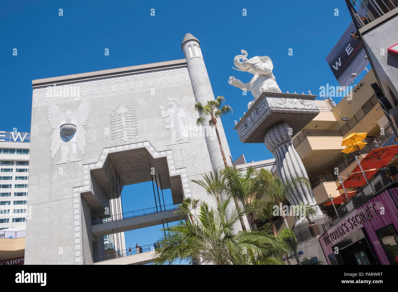 A tema egiziano edifici e architettura all'Hollywood & Highland centro retail, Hollywood Boulevard, Los Angeles, la California, Stati Uniti d'America Foto Stock