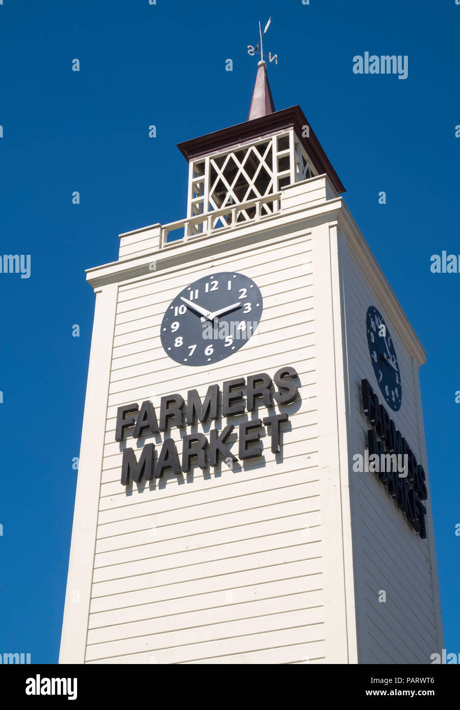 Mercato degli Agricoltori di clock tower e logo alla sistemazione di shopping mall in Los Angeles, California, Stati Uniti d'America Foto Stock