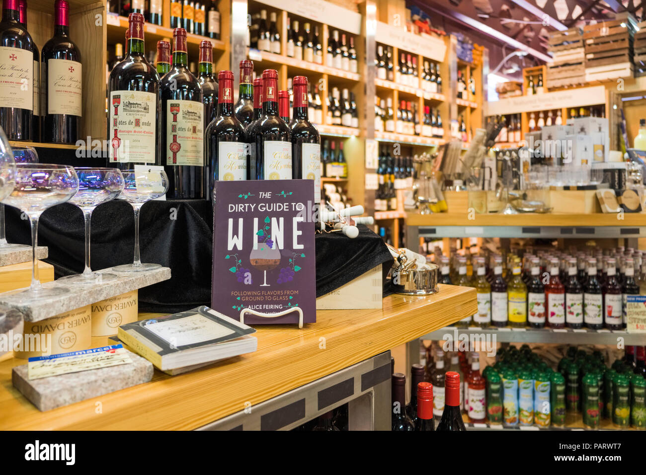 Le bottiglie di vino sugli scaffali di un negozio di vini in California, Stati Uniti d'America Foto Stock