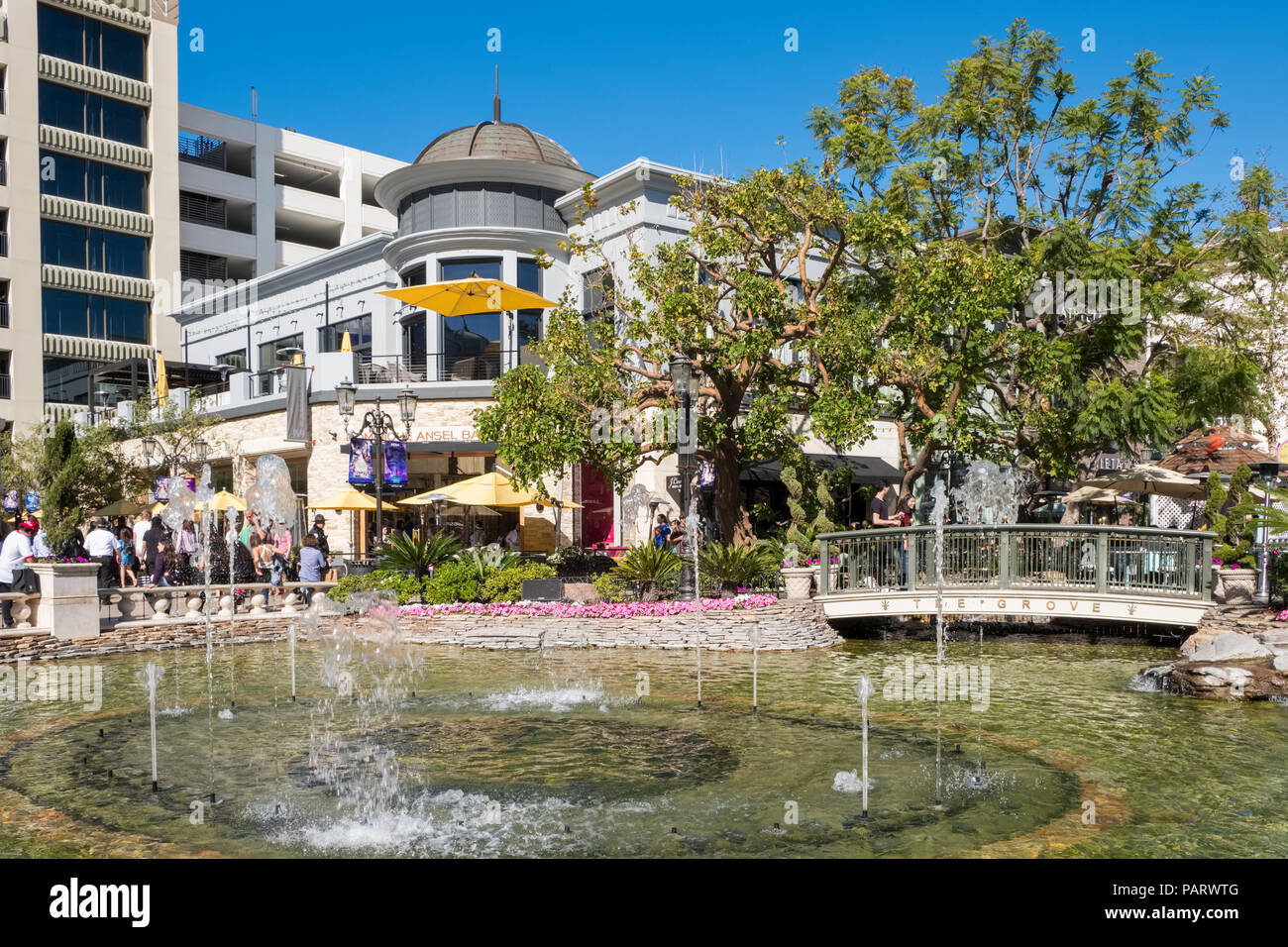 Fontana della sistemazione di shopping mall, il Grove al Mercato degli Agricoltori, Los Angeles, California, Stati Uniti d'America Foto Stock