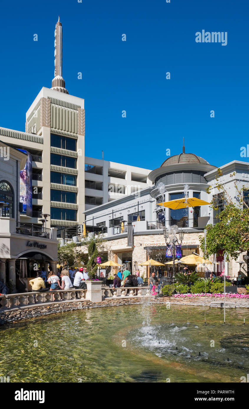 Fontana della sistemazione di shopping mall, il Grove al Mercato degli Agricoltori, Los Angeles, California, Stati Uniti d'America Foto Stock