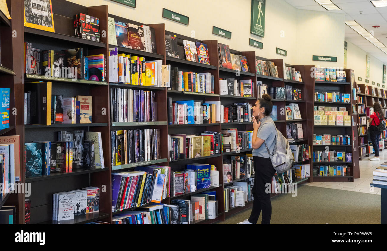 All'interno del Barnes & Noble Bookstore book shop in The Grove presso il Mercato degli Agricoltori, Los Angeles, California, Stati Uniti d'America Foto Stock