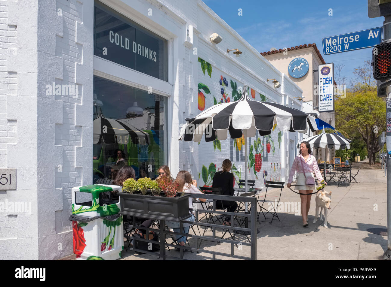 Sidewalk Cafe con posti a sedere esterni sulla moda Melrose Avenue, West Hollywood, Los Angeles, la California, Stati Uniti d'America Foto Stock