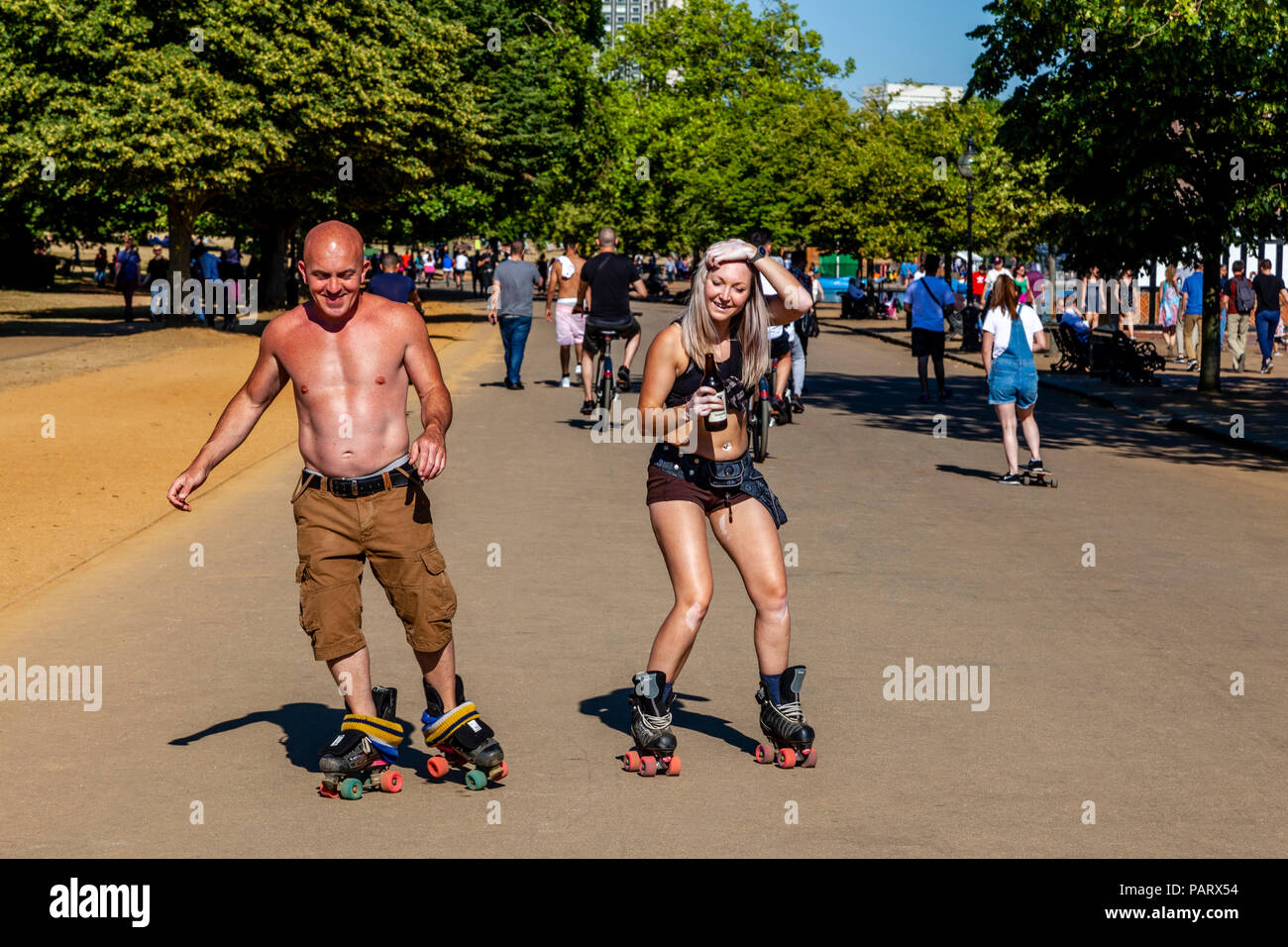 Due persone Pattinaggio in Hyde Park di Londra, Inghilterra Foto Stock