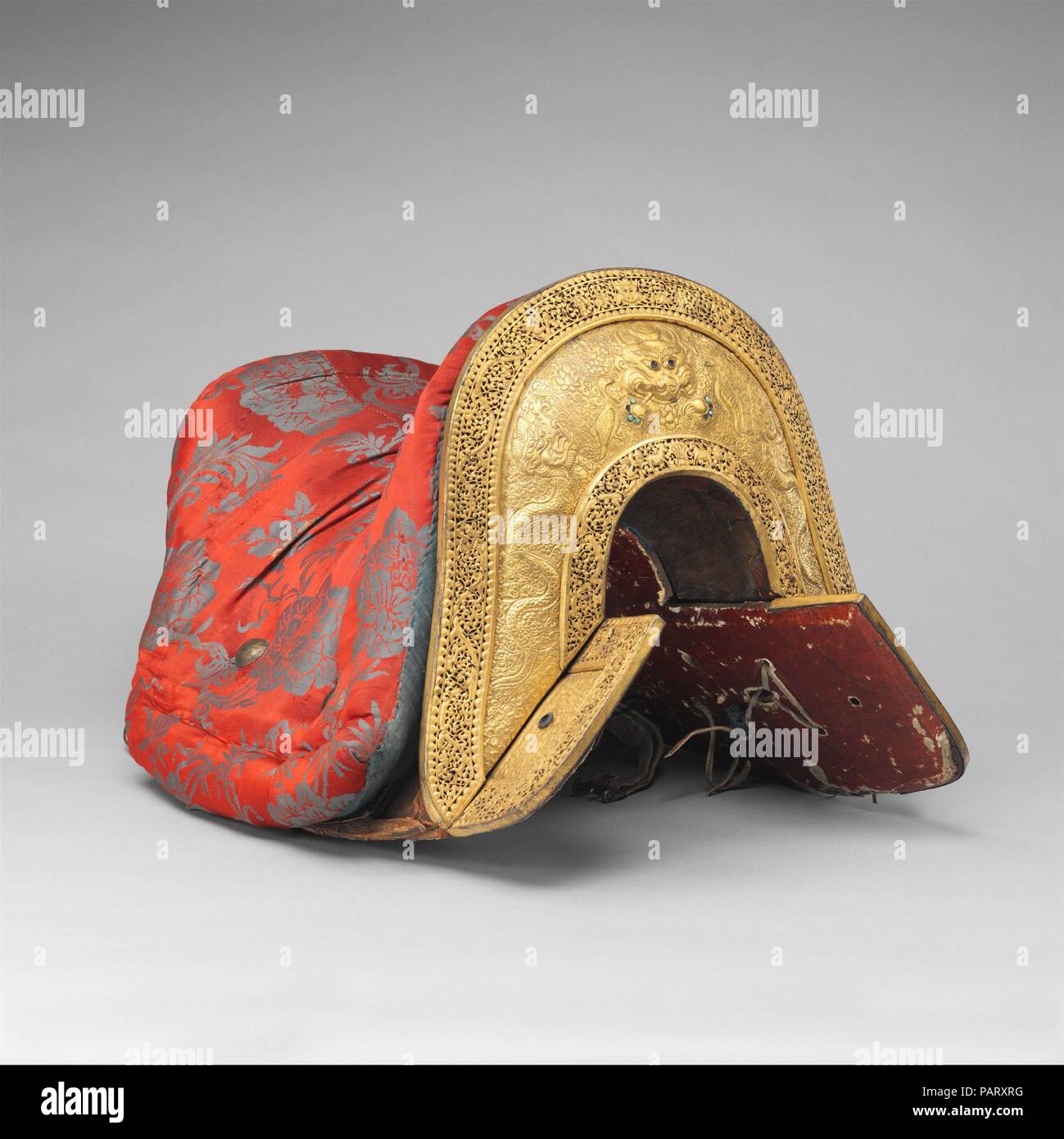 Sella, Sella Pad, staffe, Rein, staffa di cinghie, morso e briglie, Breaststrap, fiocco, e Crupper. Cultura: tibetano. Dimensioni: Sella (a); H. 15 a. (38,1 cm); L. 23 1/2 in. (59,7 cm); W. 17 1/2 in. (45,1 cm); tampone sella (b); L. 31 a. (78,7 cm); W. 24 a. (61 cm); staffe (c, d); L. 5 1/2 in. (14 cm); W. 5 1/2 in. (14 cm); rein (e); L. 58 a. (147,3 cm); staffa fascette (f, g); L. 37 1/2 in. (95,3 cm); morso e briglie (h); L. 21 a. (53,5 cm); W. 10 a. (25,4 cm); cheststrap (MI); L. 74 a. (188 cm); infiorescenza staminifera (j); L. 16 a. (40,6 cm); crupper cinghia (k); L. 34 a. (86,4 cm); complessivamente Wt. 19 lb Foto Stock