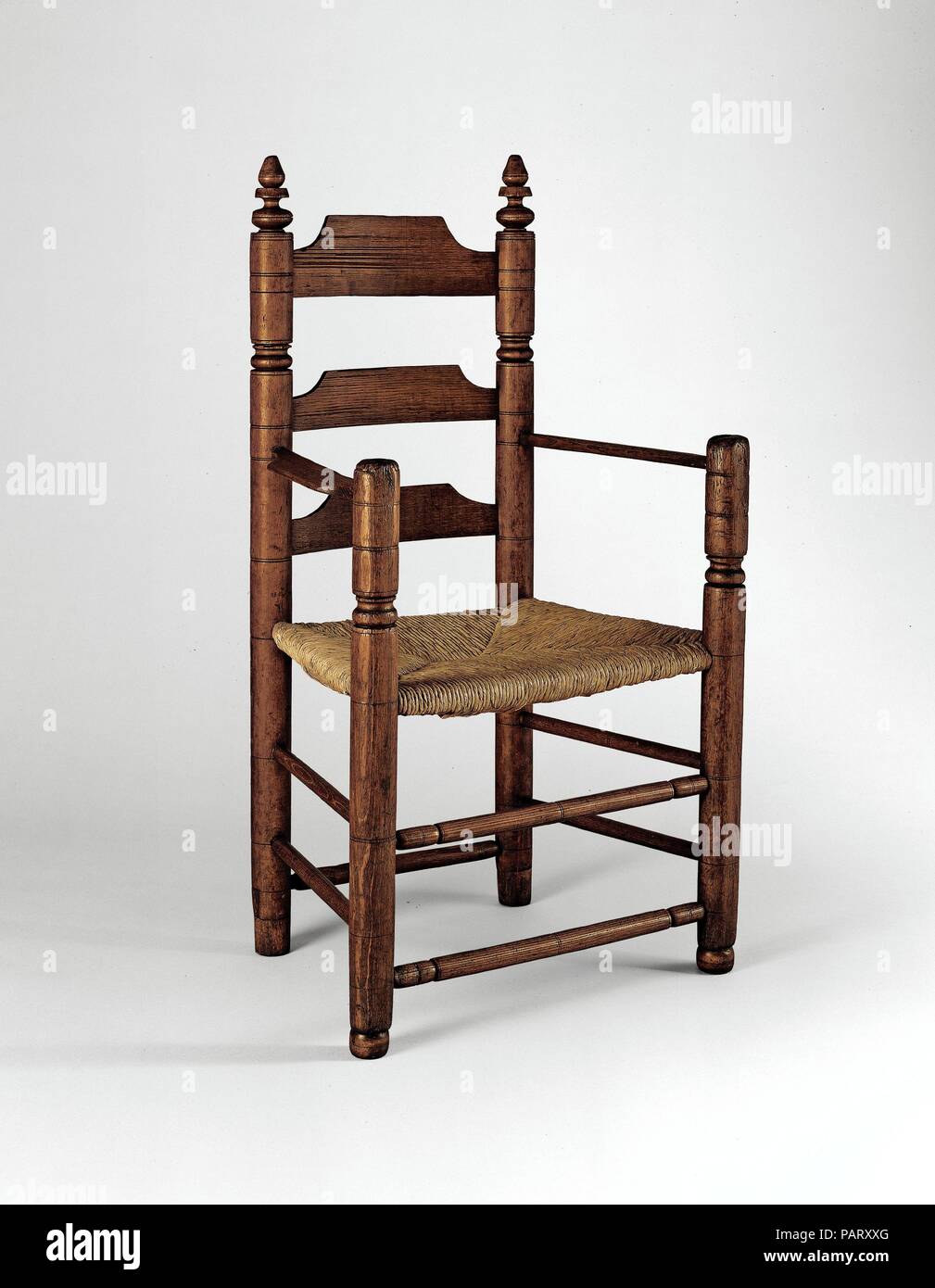 Doga-retro poltrona. Cultura: American. Dimensioni: 42 x 24 x 15 1/8 in. (106,7 x 61 x 38,4 cm). Data: 1650-90. Questo è un esempio del primo tipo noto di girato stecca-indietro sedia realizzata nel New England. La parte posteriore è costituito da tre grandi, listelli orizzontali con dritto bordi superiore tagliato alle estremità. Le stecche sono graduate in altezza, con la più grande nella parte superiore. Girato sedie con schienali a tapparelle sono stati riscontrati in entrambi modesto e benestanti di case, dove hanno fornito le pratiche di tutti i giorni accanto a sedere più alla moda e costose forme. Museo: Metropolitan Museum of Art di New York, Stati Uniti d'America. Foto Stock