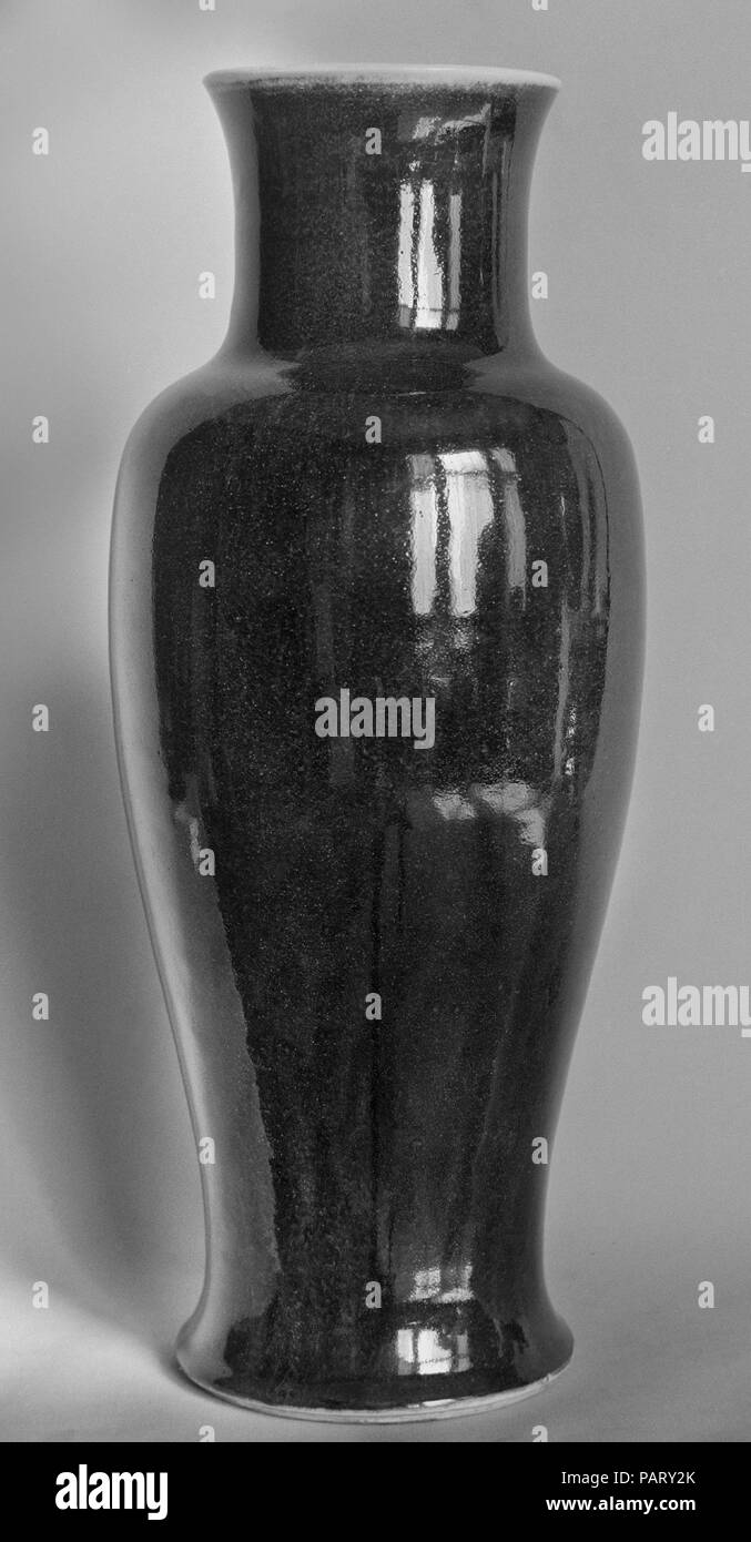 Vaso. Cultura: la Cina. Dimensioni: H. 17 1/2 in. (44,5 cm). Museo: Metropolitan Museum of Art di New York, Stati Uniti d'America. Foto Stock