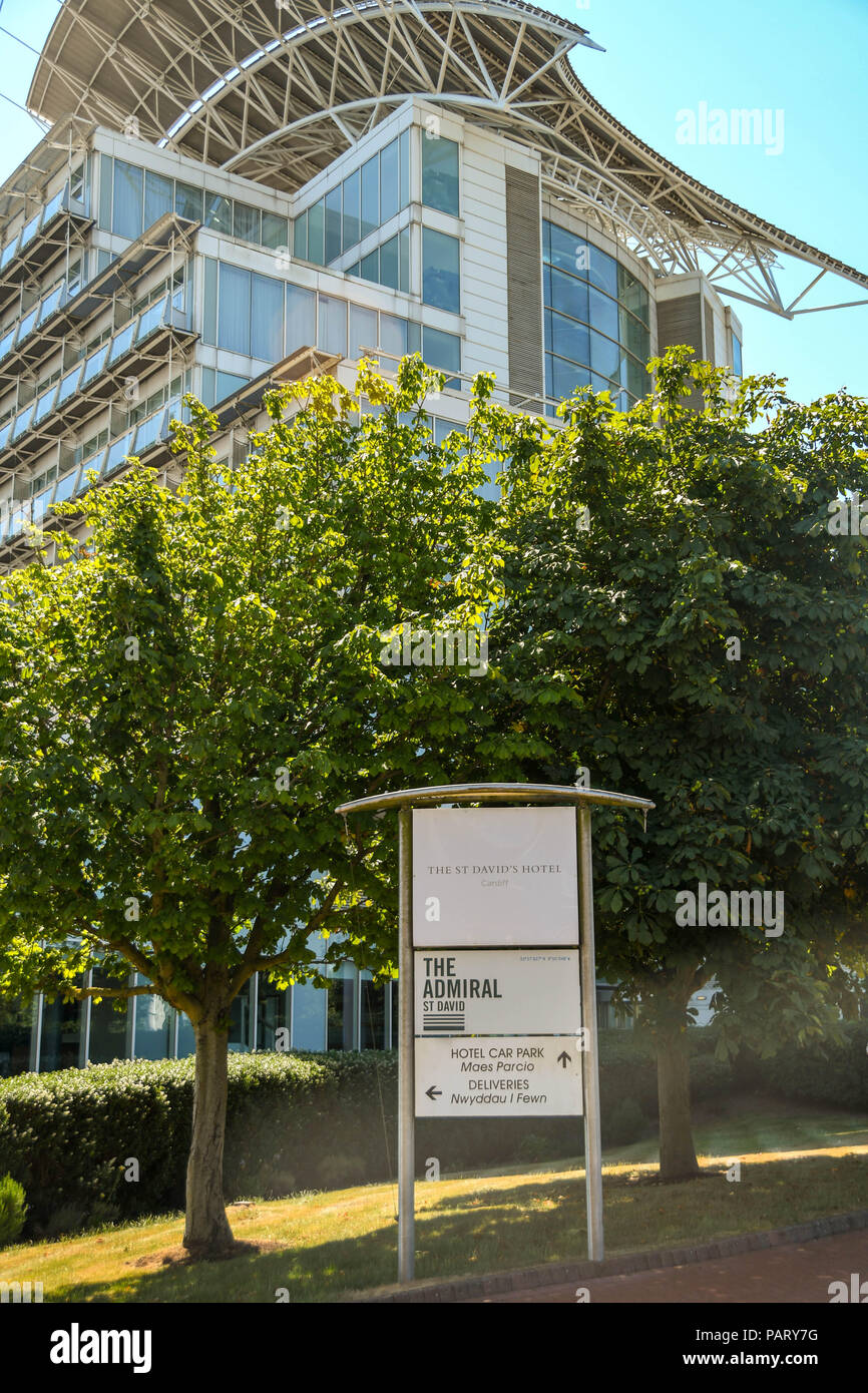 Cartello fuori il lusso di St David's Hotel a Cardiff Bay con l'hotel in background Foto Stock
