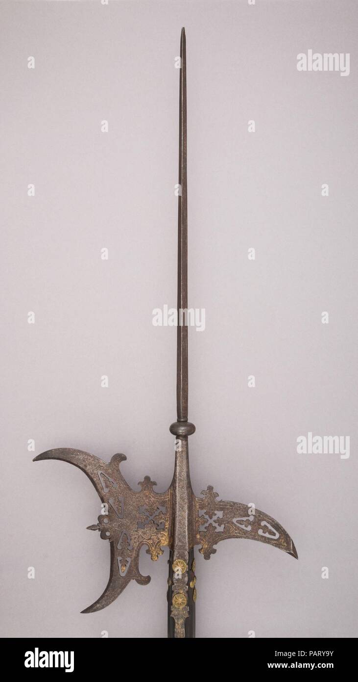 Alabarda. Cultura: Italiano. Dimensioni: L. 8 ft. 9. (266.9 cm); L. di testa 31 1/2 in. (80 cm); W. 15 1/2 in. (39,3 cm); Wt. 6 LB 4 oz. (2830 g). Data: ca. 1560. Museo: Metropolitan Museum of Art di New York, Stati Uniti d'America. Foto Stock