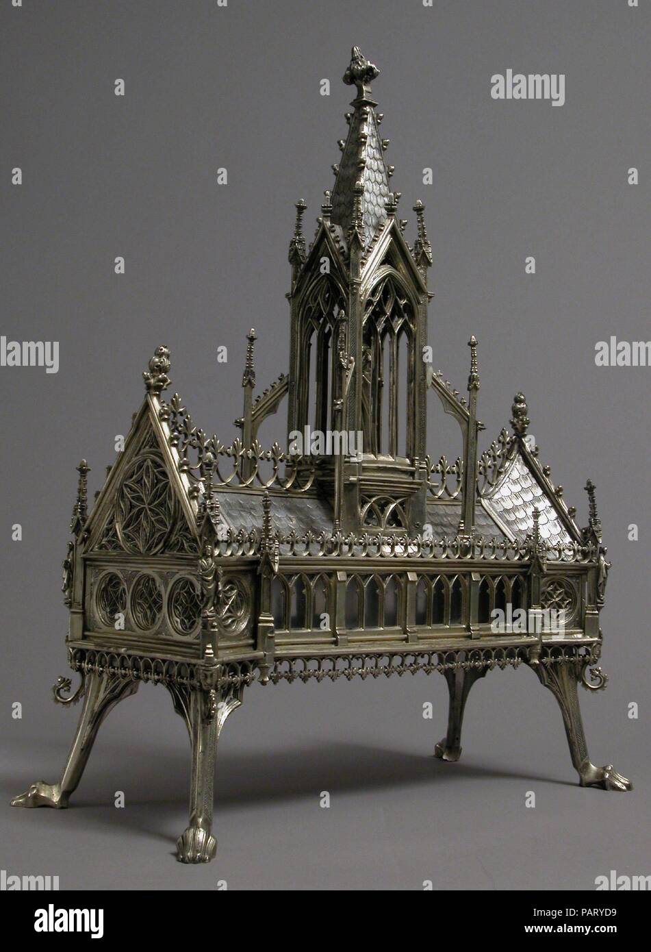 Reliquiario Santuario di Santa Barbara. Artista: Workshop di Louis Marcy (Luigi Parmeggiani) (Italiano, 1860-1945) (?). Cultura: europeo. Dimensioni: complessivo: 14 13/16 x 11 7/16 x 5 13/16 in. (37,6 x 29 x 14,8 cm). Data: ca. 1880-1900 (XIV-XV secolo stile). Questa torre reliquiario in forma di una chiesa gotica incorpora stili architettonici di diverse epoche. Per questo motivo, e perché non è possibile accedere alla reliquia dentro il santuario è pensato per essere una moderna fabbricazione. Museo: Metropolitan Museum of Art di New York, Stati Uniti d'America. Foto Stock