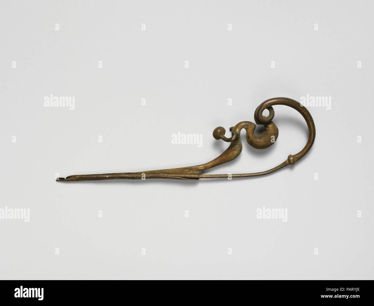 Drago di bronzo-tipo fibula (perno di sicurezza). Cultura: Villanoviano tardiva o precoce etrusca. Dimensioni: lunghezza 6 7/16a. (16.3cm). Data: ca. 700-650 A.C. Il marcato allungamento del perno e chiusura indica una relativamente tardi data per questo tipo di perone, che era popolare con gli uomini. Simili ma meno allungati versioni sono stati trovati in Tarquinia, nella cosiddetta Tomba del Guerriero di circa 700 A.C. Questa tomba, scoperto nel 1869, conteneva lo scheletro di un uomo di circa settanta anni. Egli è stato equipaggiato con elaborati armor, armi, gioielli e una grande quantità di ceramica. Museo: Metropolitan Museum o Foto Stock