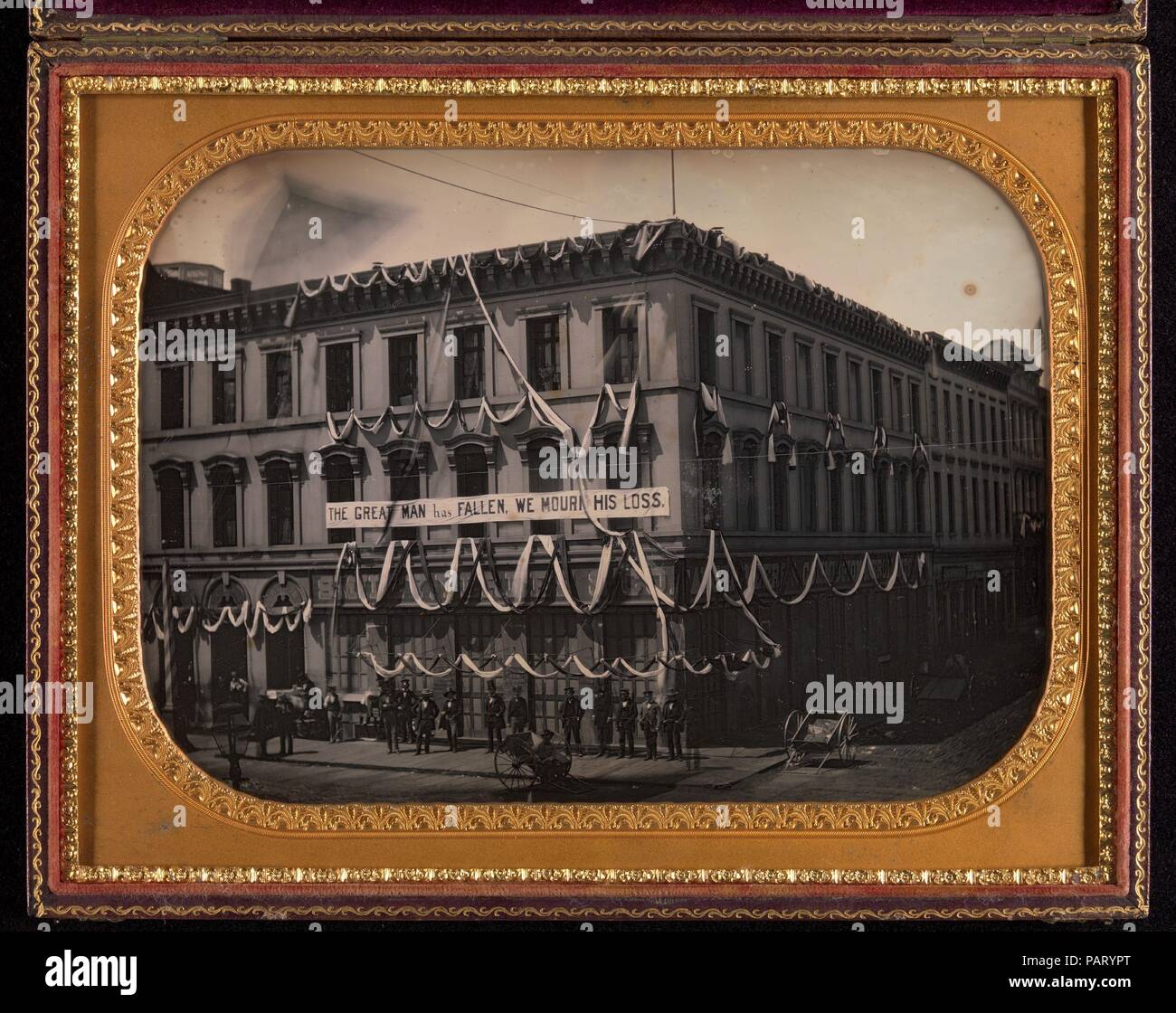 [Il grande uomo è caduto]. Artista: Robert H. Vance (American, morto 1876). Dimensioni: 13,5 × 18,8 cm (5 5/16 x 7 3/8 in.) Caso: 2 × 23 × 18 cm (13/16 x 9 1/16 x 7 1/16 in.). Data: 1856. Robert Vance fu il premier daguerreotypist della California e la comunità mineraria nei pressi di San Francisco, dove l'oro è stato scoperto per la prima volta nel 1848. Nel 1851 espone a New York City più di trecento vedute della nazione lo stato più recente. Purtroppo queste fotografie, acquisita per prima da Geremia Gurney e successivamente da John Fitzgibbon, sono state perse sin dai primi anni di questo secolo. Tutto questo pla Foto Stock