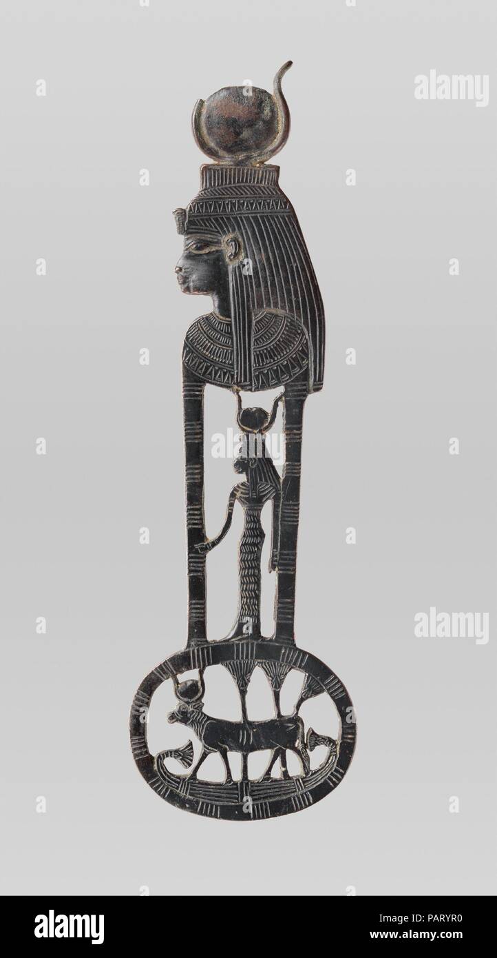 Menat contrappeso con figure di Hathor come una donna e una mucca. Dimensioni: H. 16.3 cm (6 7/16 in.); W. 5 cm (1 15/16 in.). Dynasty: Dynasty 18. Regno: regno di Amenofi III. Data: ca. 1390-1352 A.C. Il menat è un rituale collana, che consiste di più stringhe di perle attaccato ad un contrappeso, chiamato anche menat, conformata come un pendolo. La collana può essere indossata dalla dea Hathor o da altri associati con il suo o la sua sacerdotesse ed eventualmente elite donne potrebbe tenere il contrappeso in mano a scuotere le perle per produrre un suono simile a un battito lenitiva per la dea. Il c Foto Stock