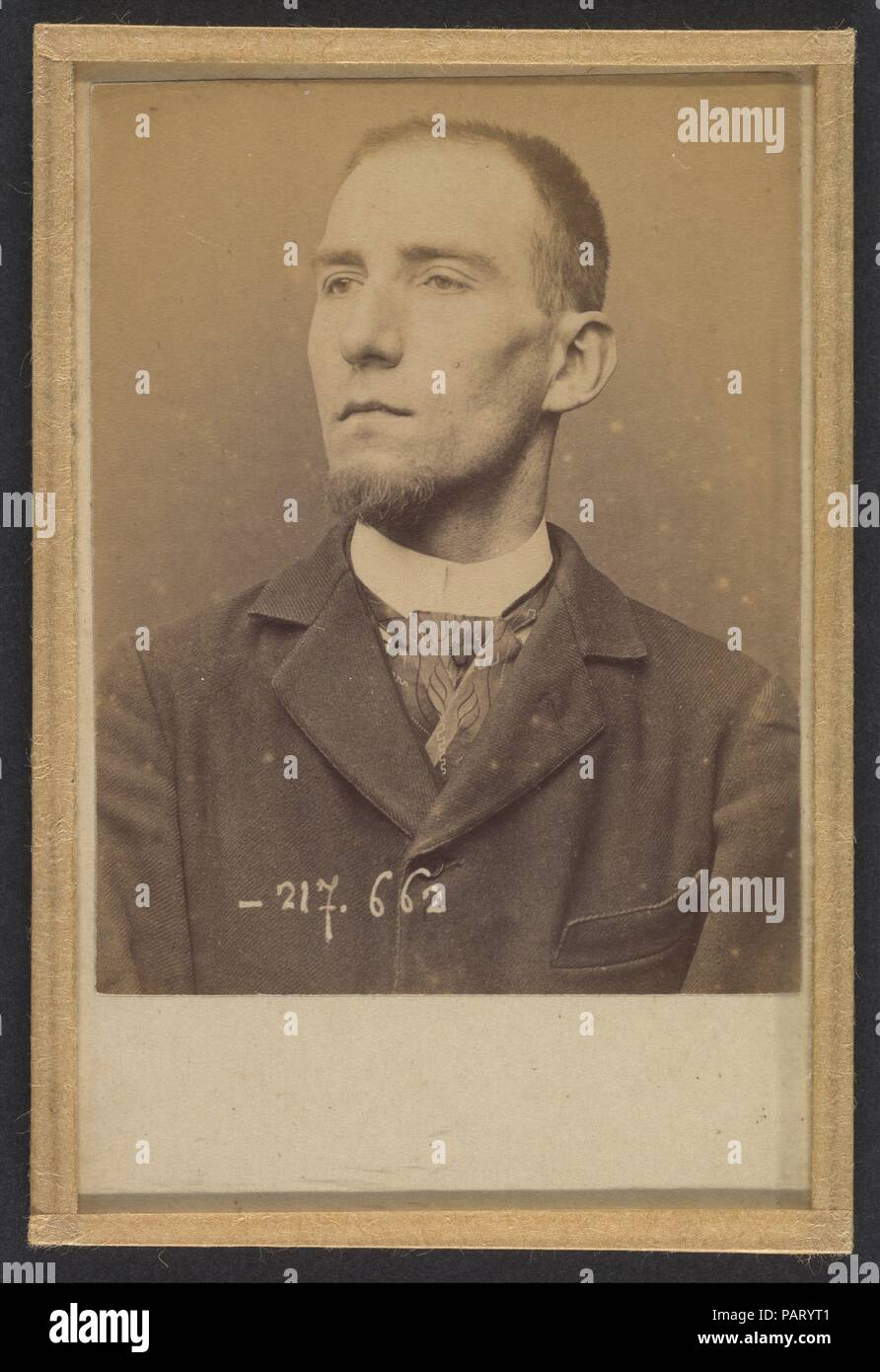 Fénéon. Félix. Cancelliere della Galerie Berheim Jeune. Artista: Alphonse Bertillon (Francese, 1853-1914). Dimensioni: 10,5 x 7 x 0,5 cm (4 1/8 x 2 3/4 x 3/16 in.). Data: 1894-5. Nato in una famiglia di illustri scienziati e studiosi di statistica, Bertillon ha iniziato la sua carriera come un impiegato dell'Ufficio di identificazione della Parigi Prefettura di Polizia nel 1879. Con il compito di mantenere affidabile di polizia record dei trasgressori, ha sviluppato il primo sistema moderno di identificazione criminale. Il sistema, che divenne noto come Bertillonage, aveva tre componenti: misurazioni antropometriche, precisa descrizione verbale Foto Stock