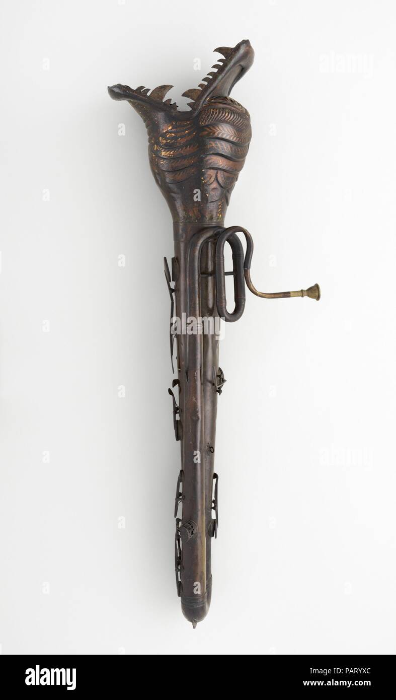 Bass oficleide alia in si bemolle. Cultura: europeo. Dimensioni: 48 7/16 × 12 1/2 x 7 1/2 in., 10 lb. (123 × 31,8 × 19,1 cm, 4535.97g) Diametro: 15 3/8 in. (39 cm). Data: ca. 1825. Museo: Metropolitan Museum of Art di New York, Stati Uniti d'America. Foto Stock