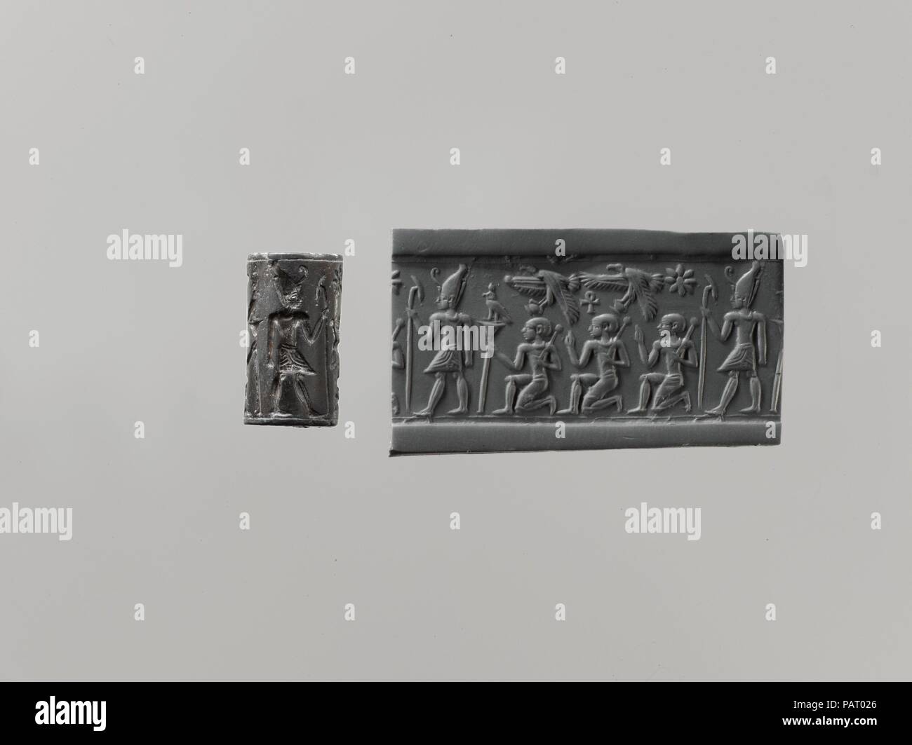 Guarnizione di tenuta del cilindro e di impronta moderna: il faraone indossa a doppia corona, inginocchiamento figure sotto gli avvoltoi holding shn simboli; ankh. Dimensioni: 0,73 x 0.39 in. (1,85 x 0,99 cm). Data: ca. 1720-1650 A.C. Museo: Metropolitan Museum of Art di New York, Stati Uniti d'America. Foto Stock
