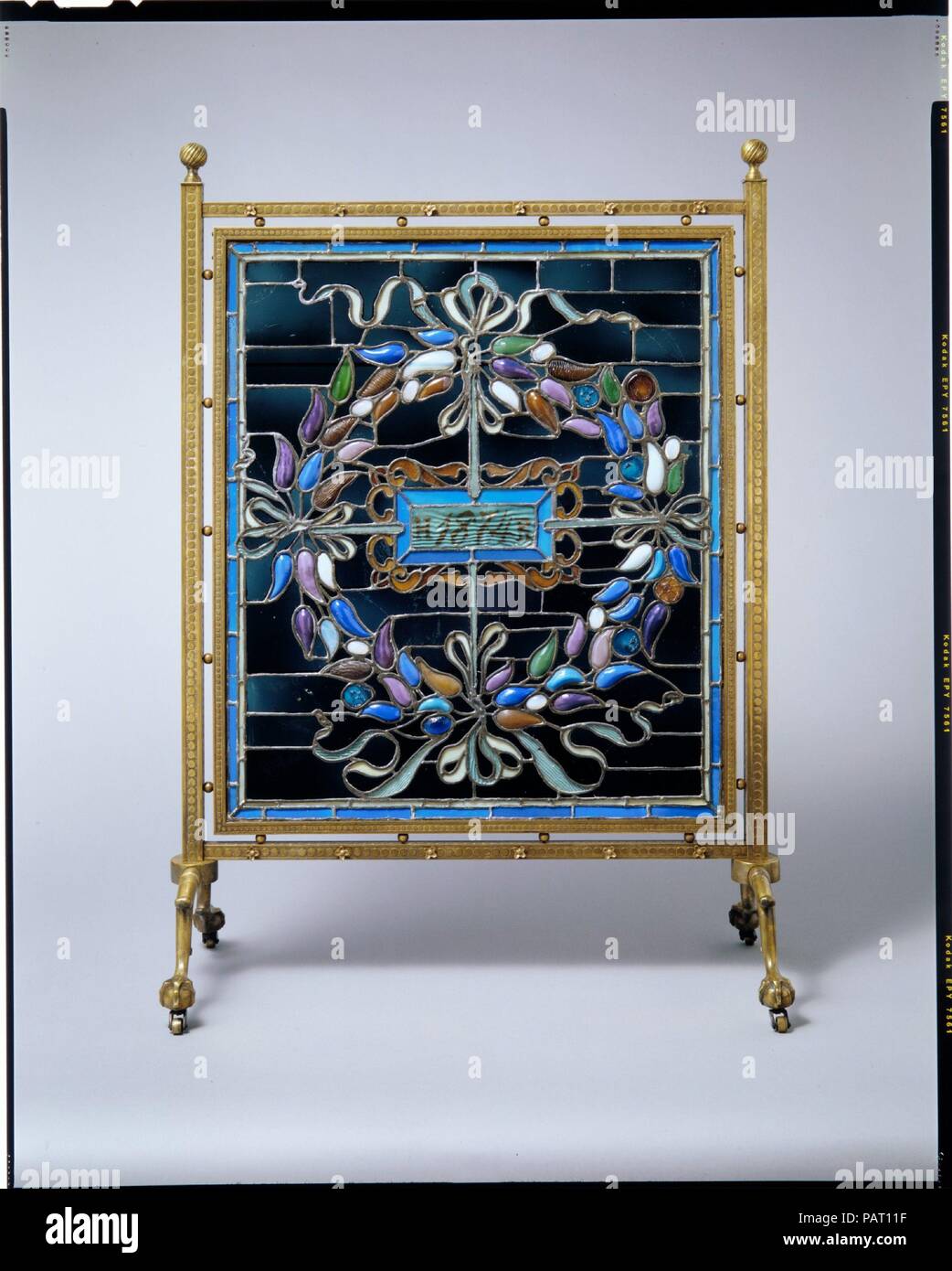 Firescreen. Cultura: American. Dimensioni: complessivo: 42 x 29 in. (106,7 x 73,7 cm) pannello: 30 x 26 7/8 in. (76,2 x 68,3 cm). Autore: John La Farge (American, New York 1835-1910 Providence, Rhode Island). Data: 1884. Secondo la tradizione di famiglia, John La Farge composto questo pannello in 1884 come un decimo anniversario di matrimonio presente per i suoi amici vicini Richard Watson Gilder (1844-1909) e il suo allievo, Helena de Kay (1846-1916), un pittore. Una corona che circonda le iniziali del nome e del anno 1874 inscritta in oro commemorano il loro matrimonio. Esso originariamente funzionava come una finestra in un angolo caminetto in Gil Foto Stock