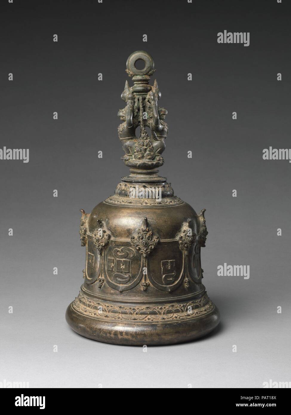 Tempio di campana. Cultura: Indonesia (Java). Dimensioni: H. 13 3/4 in. (34,9 cm). Data: ca. Xi-XII secolo. Museo: Metropolitan Museum of Art di New York, Stati Uniti d'America. Foto Stock