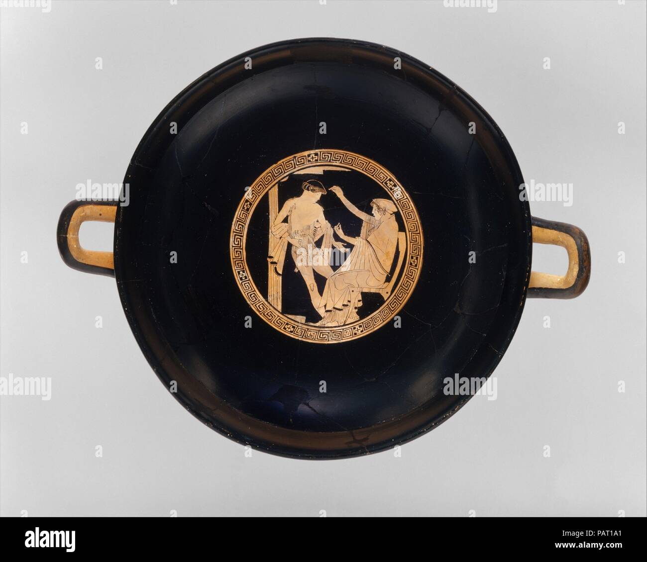 La terracotta kylix (bicchiere). Cultura: greco, soffitta. Dimensioni: H. 5 3/16 in. (13,2 cm) di larghezza con maniglie 15 3/8 (39,1 cm) di diametro 12 1/16 in. (30,7 cm). Data: ca. 480 A.C. Interni ed esterni, Teseo a Poseidon di palazzo sottomarino e il suo arrivo ad Atene il soggetto della decorazione è chiarita in una poesia di Bacchilide;, attivo nel quinto secolo A.C. Sulla parte interna e di un lato della parte esterna, Teseo, chi è legato a Creta per uccidere il minotauro prende congedo da suo padre e la sua matrigna, Poseidone e Anfitrite. Sull'altro lato, la vittoriosa Teseo è accolto favorevolmente indietro Foto Stock