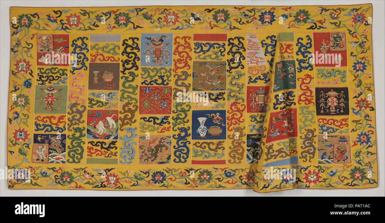 Costume teatrale per il ruolo di un chierico buddista. Cultura: la Cina. Dimensioni: complessivo: 42 x 102 1/2 in. (106,7 x 260.4 cm.). Questo colorato costume è una versione teatrale di un jiasha, Buddista o paramento, solitamente di forma rettangolare e indossato drappeggiato sopra una spalla. Esso mantiene molte delle convenzioni di buddista abito clericale--vale a dire, il pezzo è diviso in due parti: colonne e un quadro circondato da un confine con piazze supplementare in corrispondenza degli angoli. Museo: Metropolitan Museum of Art di New York, Stati Uniti d'America. Foto Stock