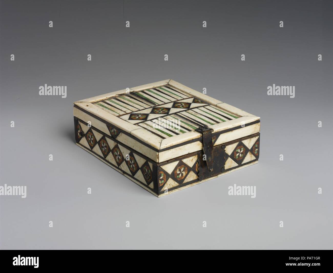 Finestra di gioco. Cultura: Italiano. Dimensioni: complessivo: 2 11/16 x 7 11/16 x 6 5/16 in. (6,9 x 19,6 x 16,1 cm). Data: XIV secolo. Osso e intarsi in legno impreziosiscono esterni di questa scatola di legno. La parte superiore è progettato per il backgammon o il gioco delle tabelle, mentre i lati contengono ripetendo le losanghe con la girandola pattern. Il lato inferiore funziona come una scacchiera con osso colorato piazze, verde alternato e osso naturale colore. Museo: Metropolitan Museum of Art di New York, Stati Uniti d'America. Foto Stock