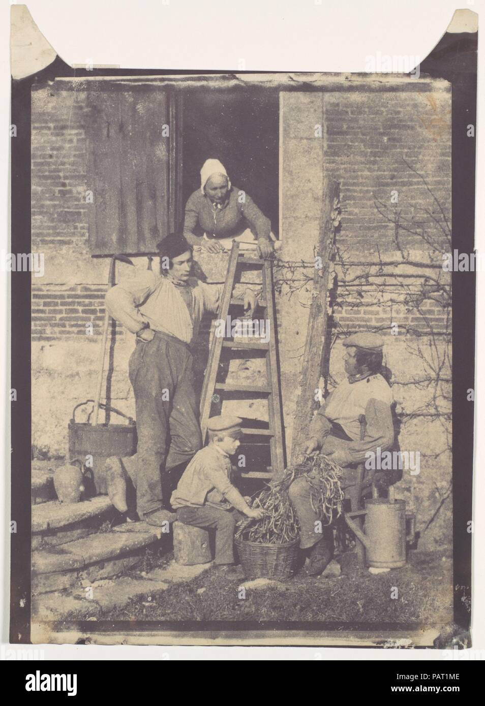 Sgranare i fagioli, Argentelle. Artista: Louis-Adolphe Humbert de Molard (francese, Parigi 1800-1874). Dimensioni: Immagine: 22,3 x 17,7 cm (8 3/4 x 6 15/16 in.). Data: 1851. Humbert de Molard, liberato da problemi di carattere finanziario per la ricchezza delle sue aziende in Normandia e forse manca l'attività di Parigi come egli si stabilì nella città provinciale di Lagny, ha preso la fotografia nel 1843, appena quattro anni dopo la sua invenzione. Un abile chimico e artigiano, ha rapidamente padroneggiato il nuovo mezzo di daguerreotypy e sperimentato con la fotografia della carta dal compianto 1840s. Chiaramente il tentativo di creare in p Foto Stock