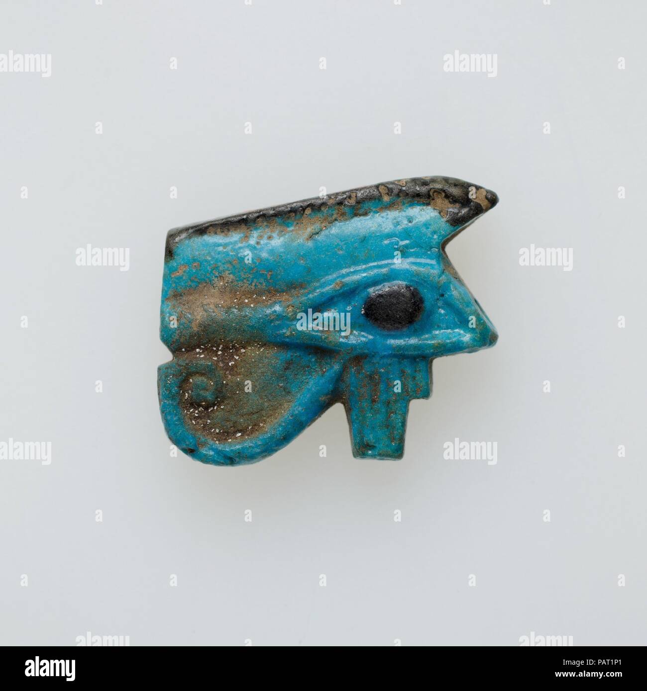 Wedjat eye amuleto. Dimensioni: L. 3 cm (1 3/16 in.). Dynasty: Dynasty 21-25. Data: ca. 1070-664 A.C.. Museo: Metropolitan Museum of Art di New York, Stati Uniti d'America. Foto Stock