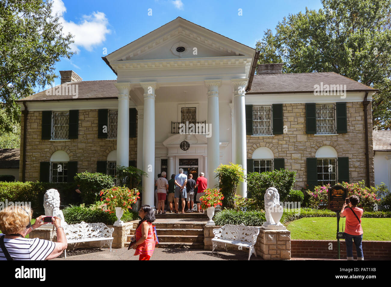 Memphis TN/USA - sett. 21, 2017: turisti visitano Elvis Presley's Graceland Mansion. Il Mansion è nel Registro Nazionale dei Luoghi Storici. Foto Stock