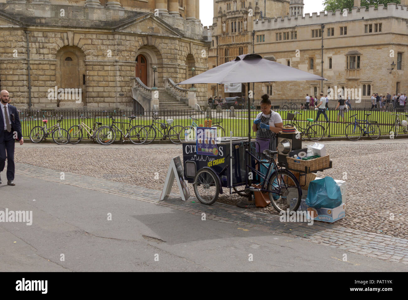 Oxford, Oxfordshire, Regno Unito. Il 23 giugno 2018. Regno Unito Meteo. Classici Gelati Venditore ed i turisti di godere del sole e shopping nel pittoresco Oxford. Foto Stock
