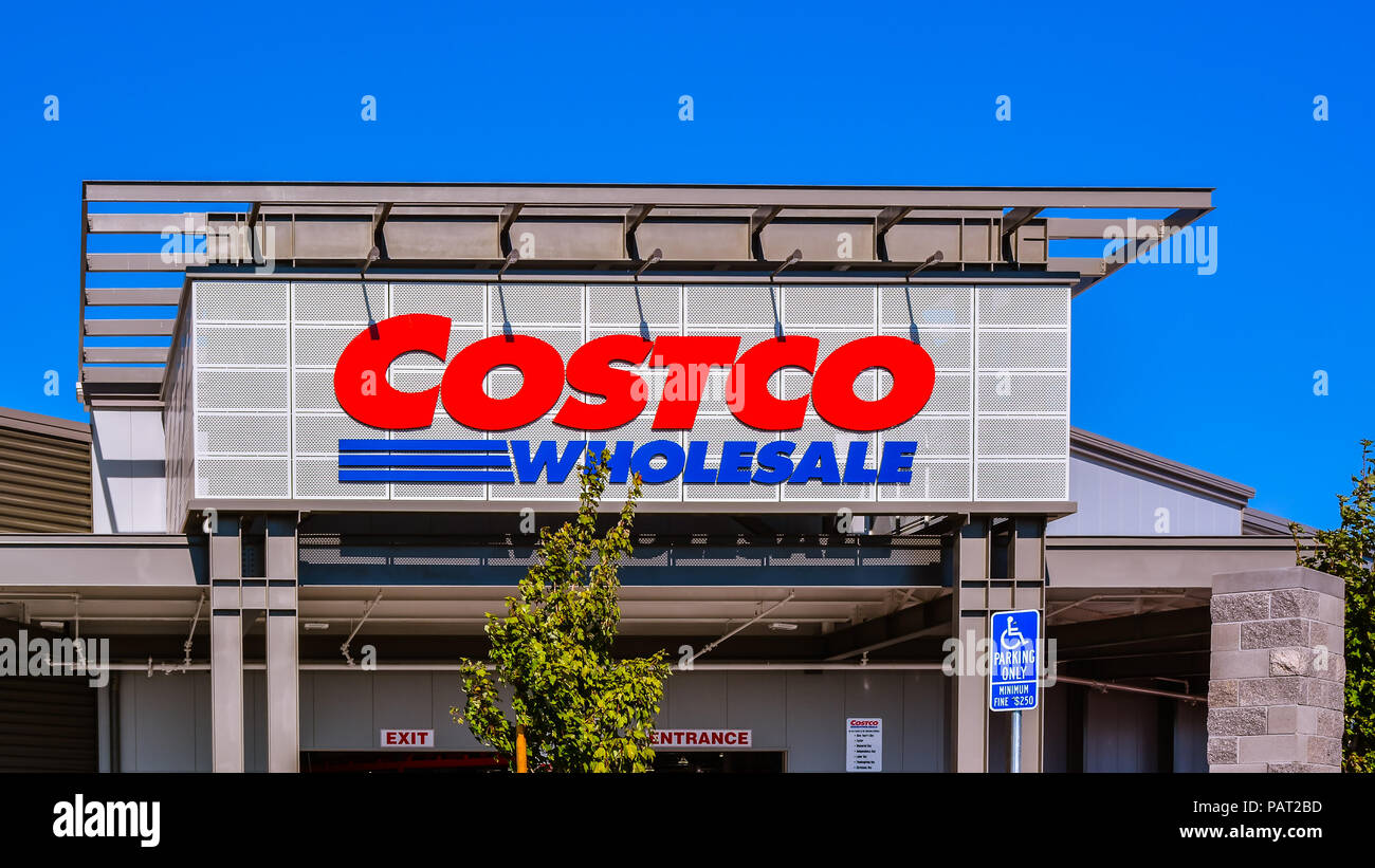 Lug. 26, 2017: COSTCO sulla strada di Raleigh, San Jose, CA. Costco è un abbonamento a magazzino solo club che offre una vasta selezione di articoli di merchandising. Foto Stock