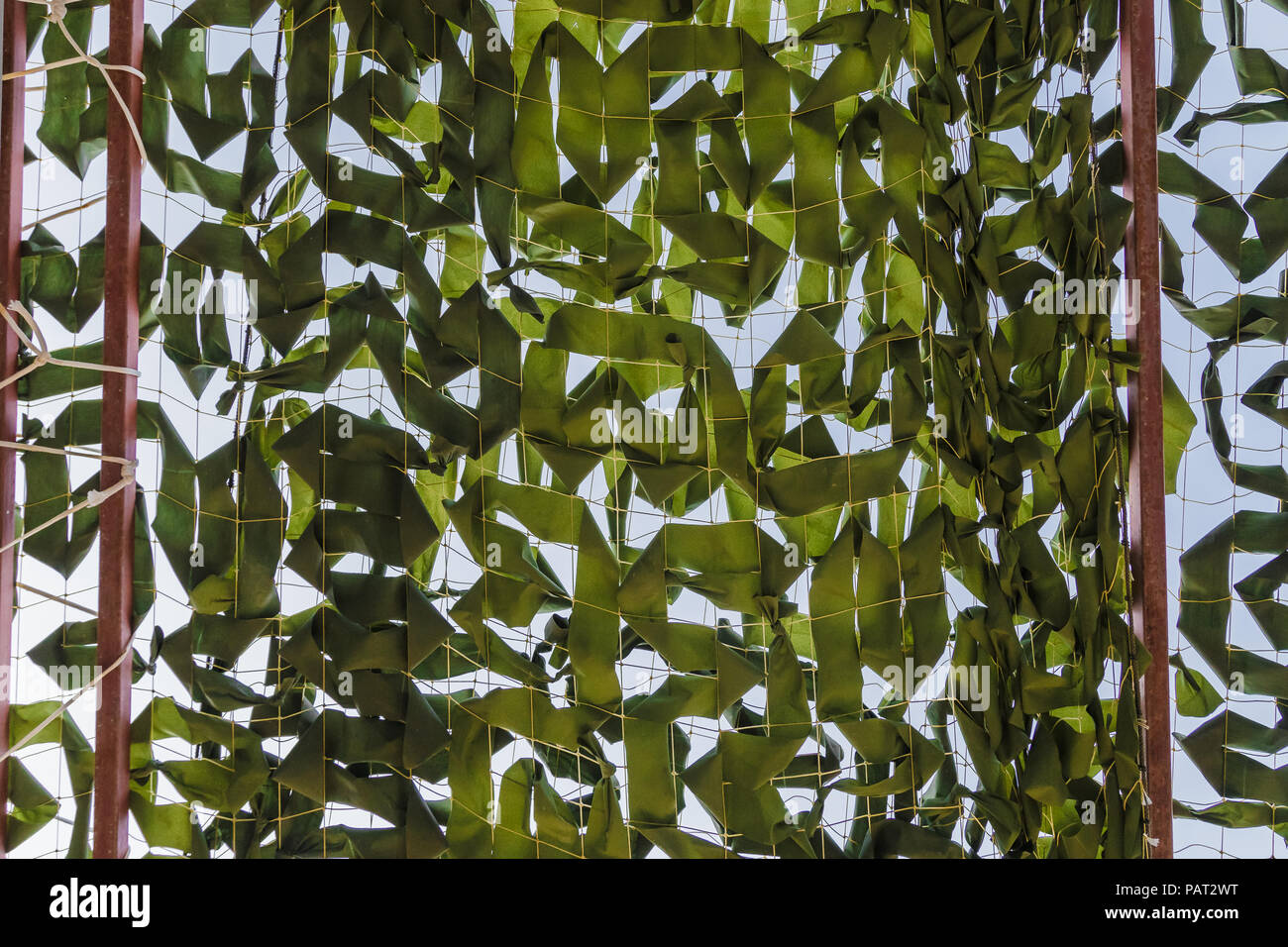 Esercito militare alterò la mascheratura Camouflage Net Sfondo, Mask Net Tarp Seamless Texture isolato. Protezione travestimento cachi superficie. Guerra Struttura di ingegneria militare di difesa veicolo o equipaggiamento Foto Stock