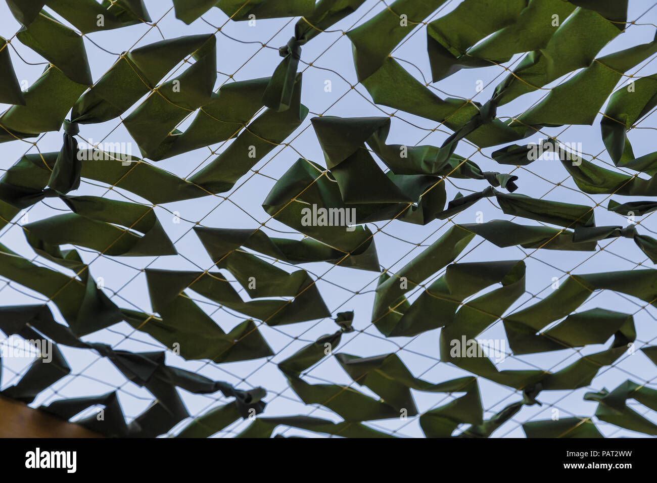 Esercito militare alterò la mascheratura Camouflage Net Sfondo, Mask Net Tarp Seamless Texture isolato. Protezione travestimento cachi superficie. Guerra Struttura di ingegneria militare di difesa veicolo o equipaggiamento Foto Stock