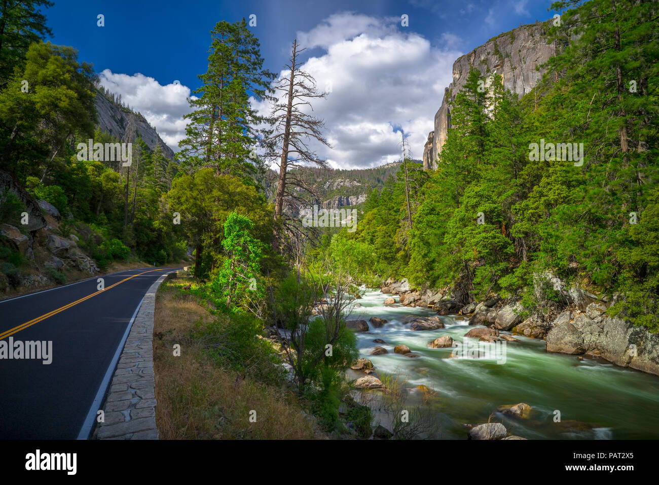 Una fluidità rapids sul fiume Merced, con faccia di granito e El Portal Road (autostrada 140) - Parco Nazionale di Yosemite Foto Stock