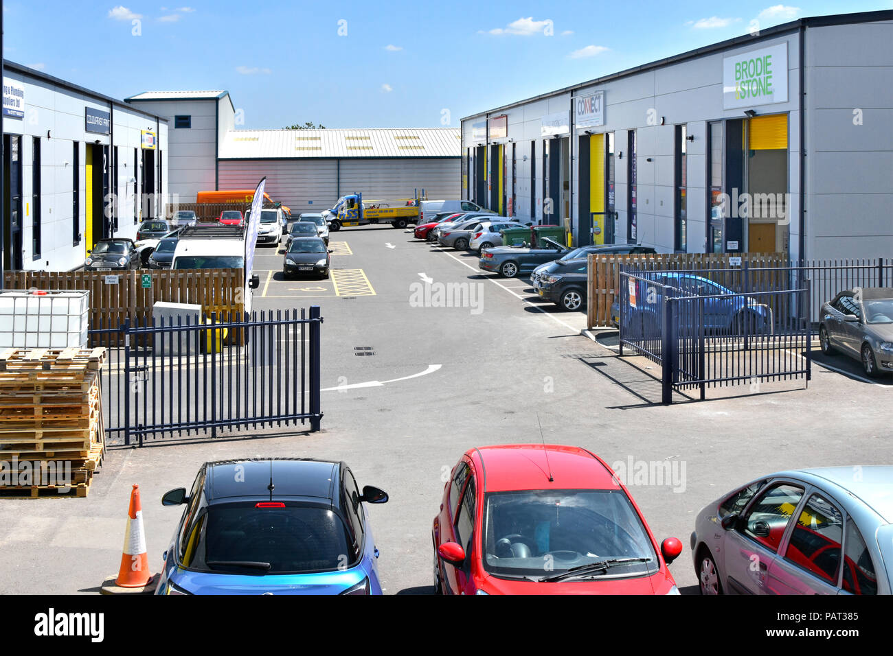 Nuove PMI immobiliare commerciale business park lo sviluppo di proprietà degli edifici adibiti a magazzino e parcheggio auto tutto lascia Essex England Regno Unito vedere Alamy più pannello info Foto Stock