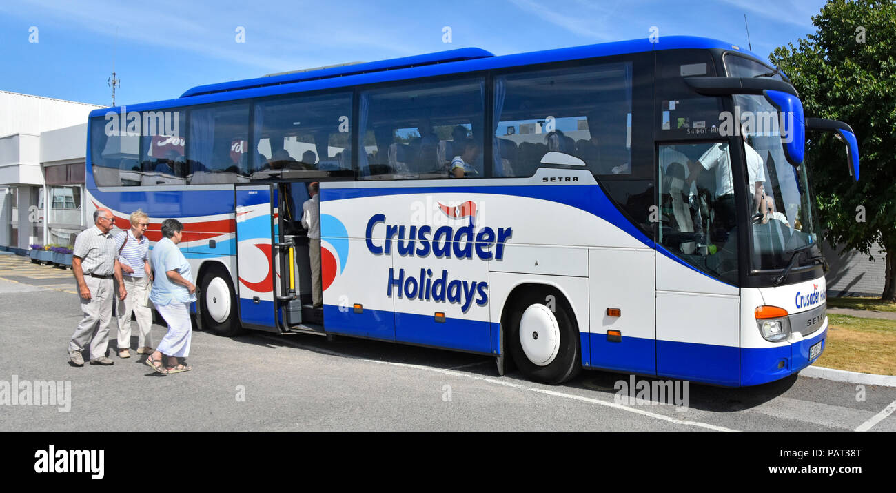 Viaggi su Crusader touring vacanze di passeggeri a bordo di autobus imbarco tour bus dopo il rinfresco stop sul modo di viaggio estivo a Yorkshire Dales England Regno Unito Foto Stock